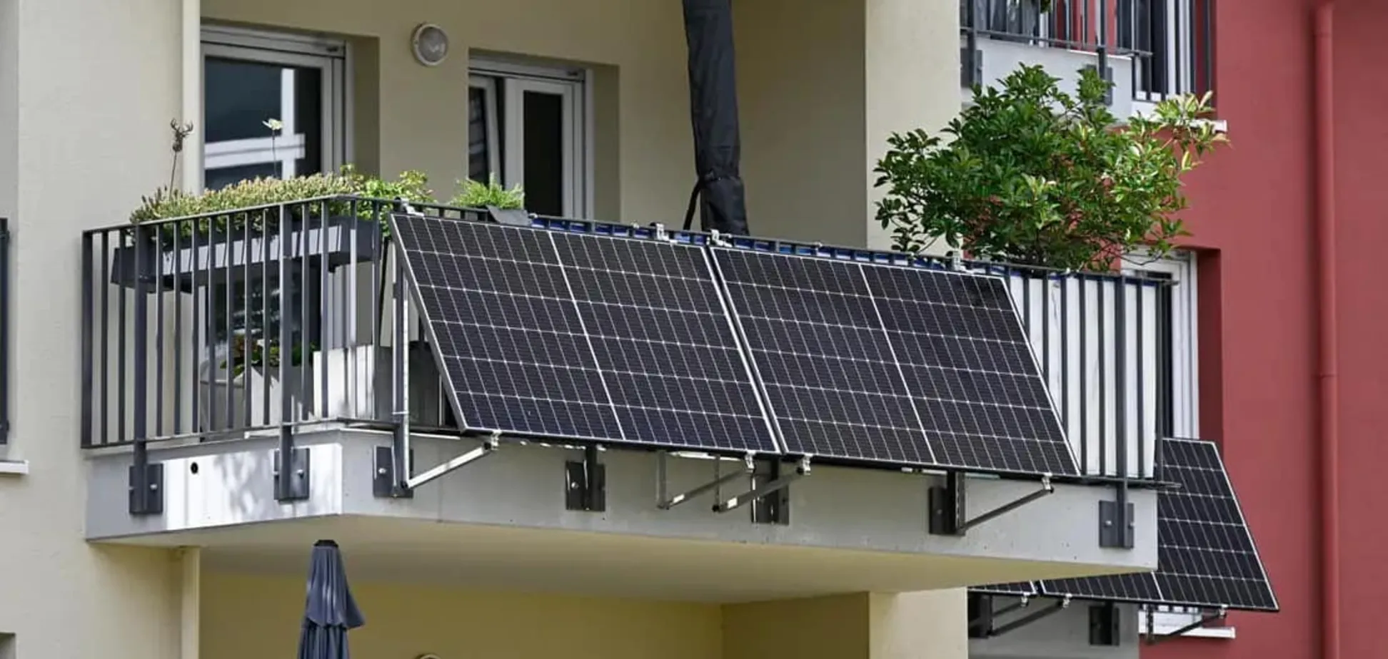 Panneaux solaires en milieu urbain : sur le toit d&rsquo;un immeuble de grande hauteur ou sur un balcon